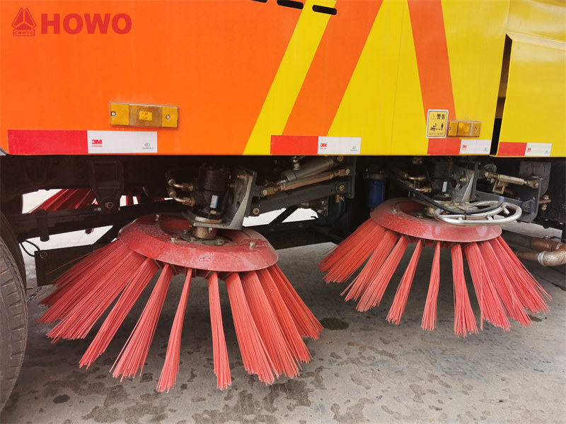 HOWO road sweeper garbage truck sweeping device