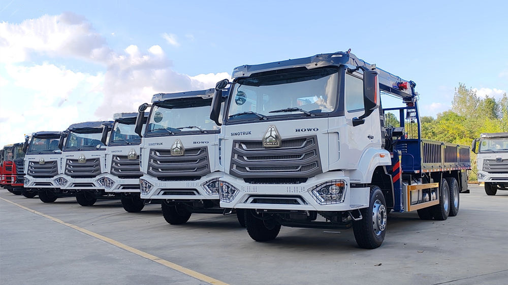 Cinco guindastes HOWO montados em caminhões foram entregues em Angola.