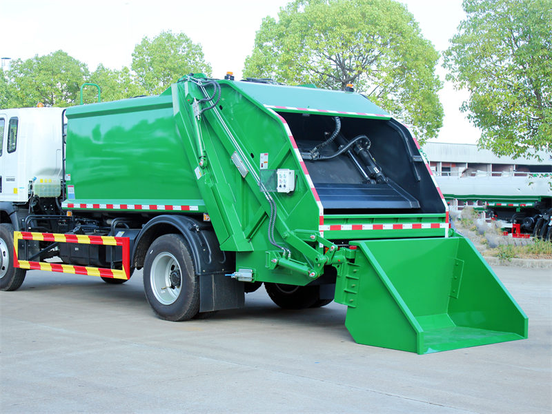 HOWO 8cbm rear loader truck