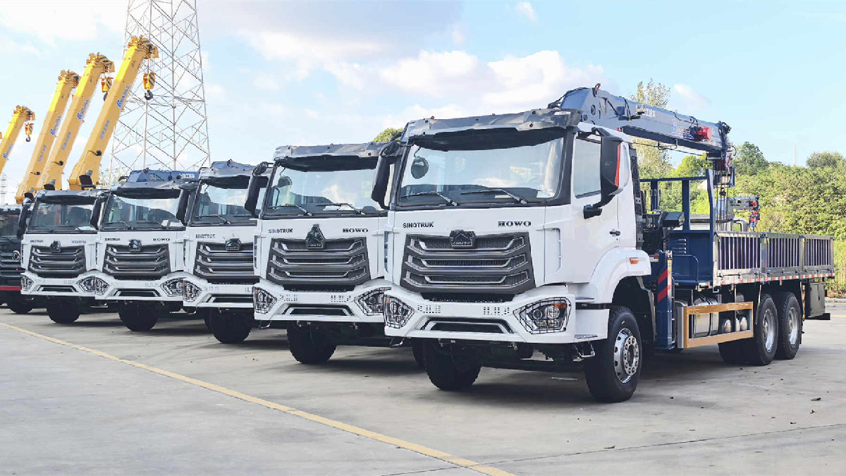 Cinco guindastes HOWO montados em caminhões foram entregues em Angola.